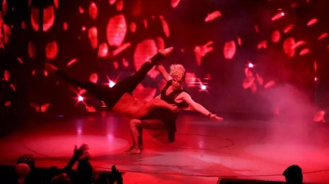Alexia Twister e o bailarino Paulo Lyra performam "Try", da cantora Pink — Foto: Lima Dezenove