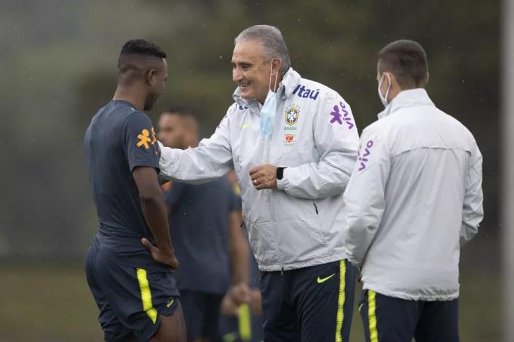 Tite conversa com Vinicius Júnior em treino da Seleção em 2020 — Foto: Lucas Figueiredo / CBF