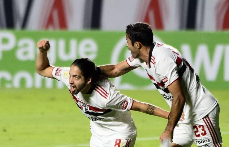 São Paulo x Cuiabá: Benítez e Eder comemoram o primeiro gol  — Foto: Marcos Ribolli