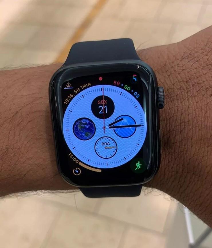 Alagoano Douglas Costa conseguiu comprar relógio Apple Watch — Foto: Douglas Costa/Arquivo pessoal