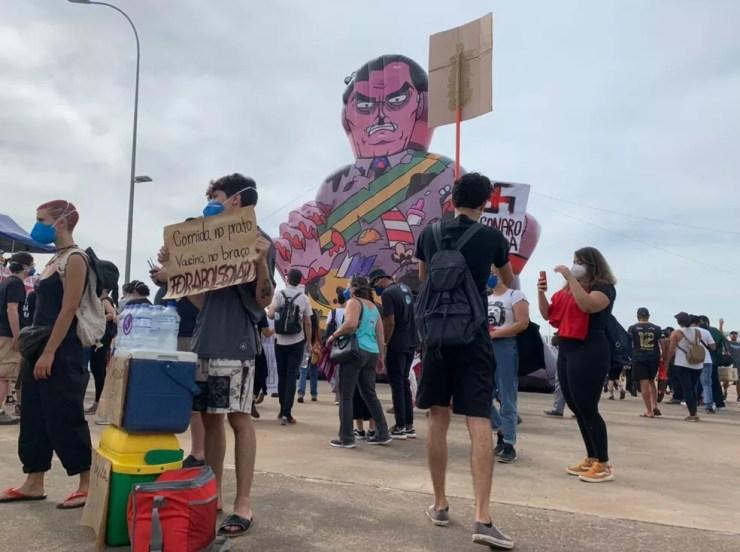 Manifestantes fazem ato contra Bolsonaro e a favor da vacina em Brasília — Foto: TV Globo/Repdução