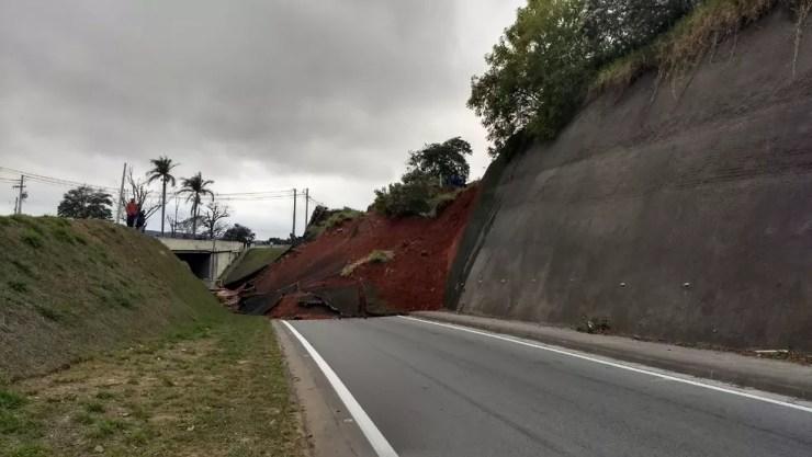 Aconteceu um desmoronamento de terra, na Raposo Tavares, em São Roque, nesta quarta-feira  (Foto: João Manoel Bathaus/Arquivo Pessoal)