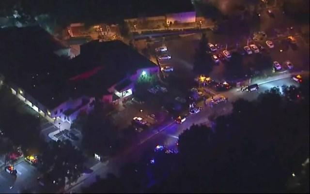 Imagem aérea mostra a mobilização da polícia perto de um bar onde ocorreu um tiroteio em Thousand Oaks, na Califórnia  — Foto: KABC via AP