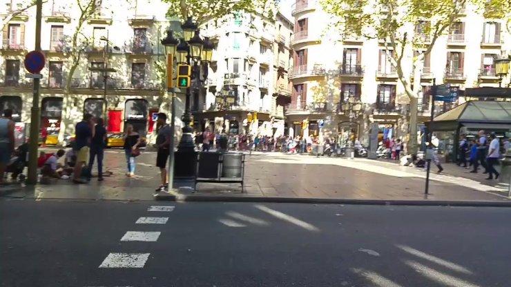 Van atropela pedestres em Barcelona; polícia confirma múltiplos feridos