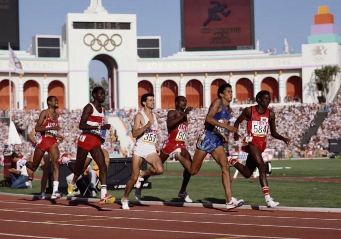 Joaquim Cruz  arranca nos metros finais  para vencer a final dos 800m da Olimpíada de Los Angeles — Foto: Tony Duffy/Getty Images