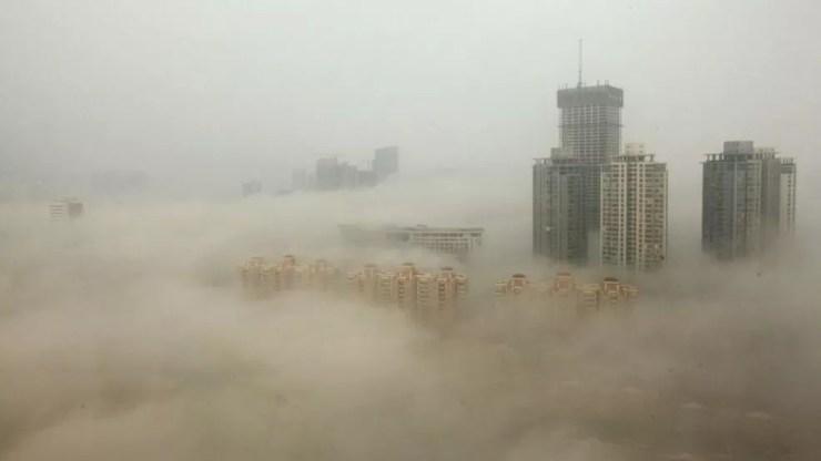 Esta fotografia de 2013 mostra a poluição extrema na cidade de Harbin (no nordeste), uma das mais poluídas da China — Foto: Getty Images via BBC