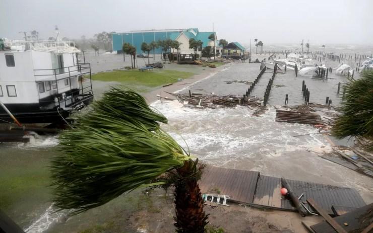 Barcos danificados pela passagem do furacão Michael são vistos na marina de Port St. Joe, na Flórida, na quarta-feira (10) — Foto: Douglas R. Clifford/Tampa Bay Times via AP