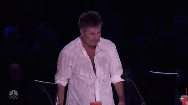 O apresentador Simon Cowell molhado após a confusão com Mel B (Foto: YouTube)