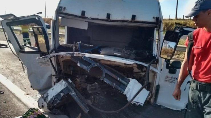 Cabine de caminhão se solta com impacto de colisão na Marechal Rondon em Lins