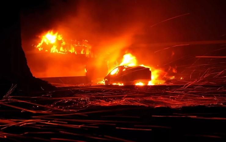 Carro e imóveis queimam em Paradise, na Califórnia — Foto: Justin Sullivan / Getty Images / AFP