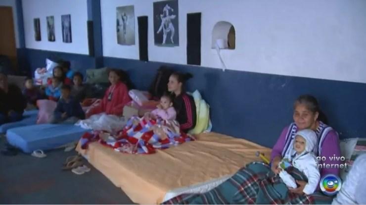 Famílias desabrigadas por conta do temporal estão abrigadas em Ginásio (Foto: Reprodução / TV TEM)