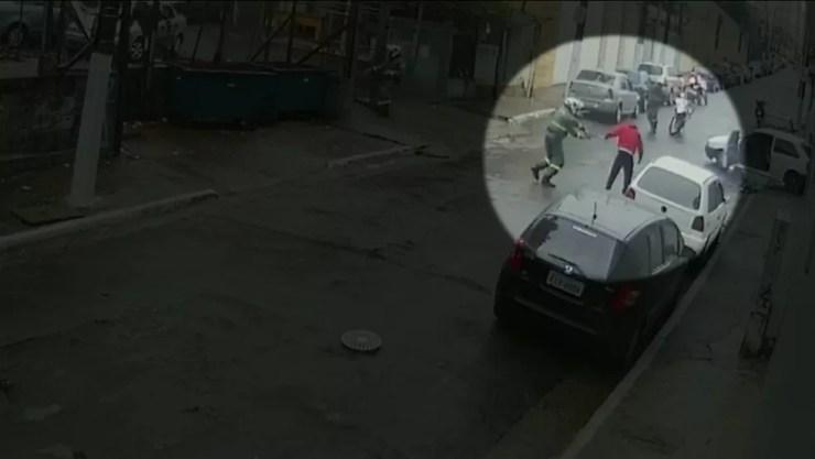 Suspeito já estava em posição de rendição quando foi atingido pelos tiros (Foto: Reprodução/TV Globo)