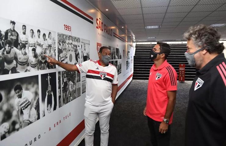 Müller mostra um dos times com o qual foi campeão no São Paulo a Eder — Foto: Reprodução
