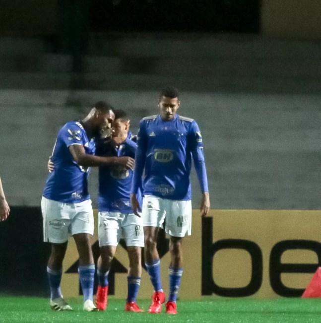 Jovens ditam ritmo de vitória do Cruzeiro — Foto: Robson Mafra/AGIF