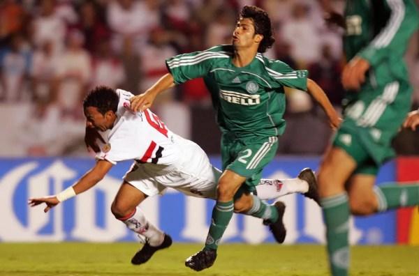 Pênalti de Cristian em Júnior decide classificação do São Paulo contra o Palmeiras, em 2006 — Foto: Eduardo Nicolau/Estadão Conteúdo