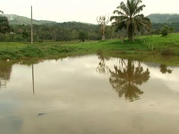 Represa onde irmãos gêmeos morrerram afogados na região sul da Bahia (Foto: Reprodução/TV Santa Cruz)