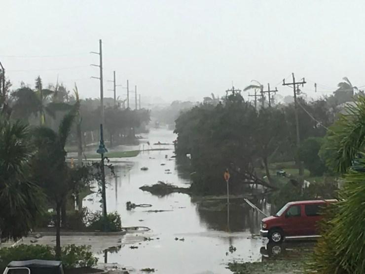 Árvores caídas e ruas inundadas pelo furacão Irma são fotografadas em Marco Island, na Flórida (Foto: Marco Island Police Department via REUTERS )