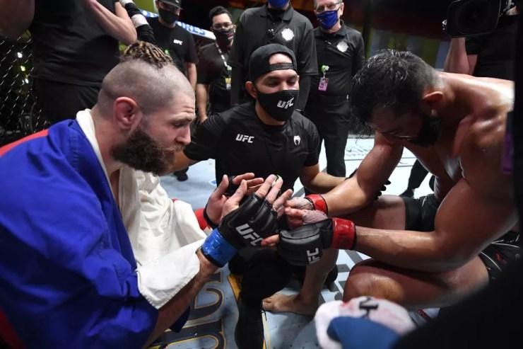 Jiri Prochazka cumprimenta Dominick Reyes após sua vitória no UFC — Foto: Jeff Bottari/Zuffa LLC