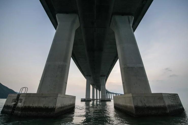 Ponte Hong Kong-Zhuhai-Macau, que tem 55 km, foi inaugurada nesta terça-feira (23)  — Foto: Anthony Wallace / AFP