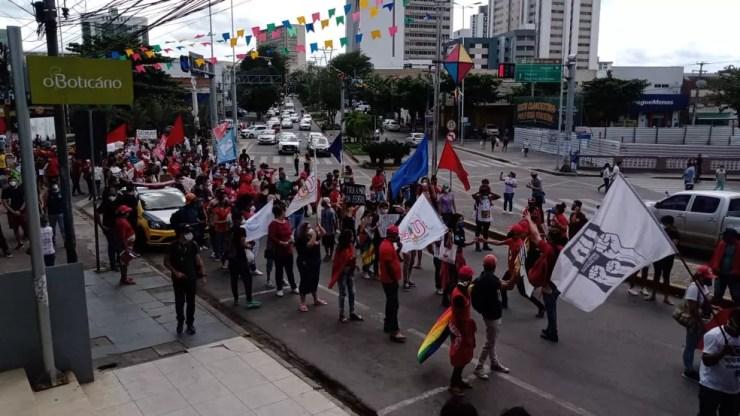 Grupo se organizou em fila indiana para protestar contra o governo Bolsonaro, por volta das 10h30, em Caruaru (PE). — Foto: Priscila Martins/TV Asa Branca