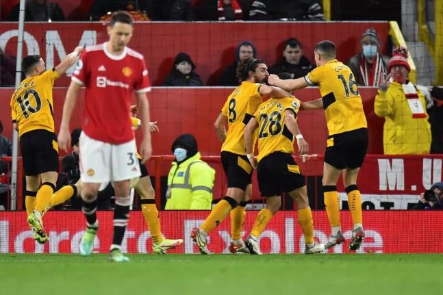 Jogadores do Wolverhampton comemoram gol de João Moutinho contra o Manchester United — Foto: Peter Powell/EFE