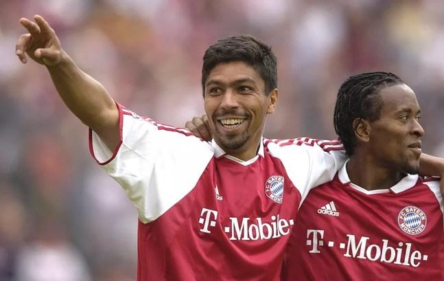 Elber e Zé Roberto jogando pelo Bayern de Munique — Foto: Getty Images