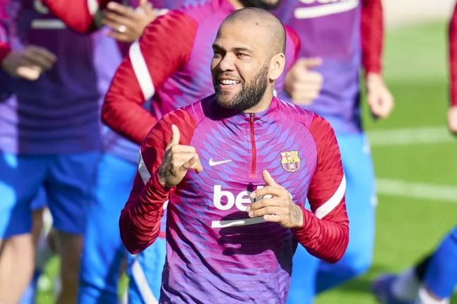 Daniel Alves está liberado para reestrear oficialmente pelo Barcelona — Foto: Getty Images