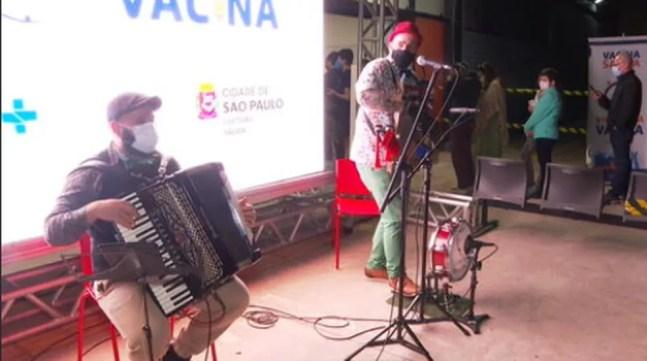Música ao vivo em um ponto de vacinação da 'Virada da Vacina' — Foto: TV Globo