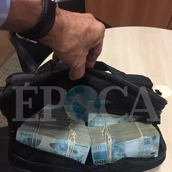  Foto da pasta com dinheiro entregue à mulher do operador Lucio Funaro, em 20 de abril (Foto: reprodução)