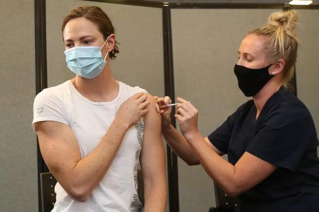 Nadadora Cate Campbell, a primeira atleta australiana a receber a vacina contra a Covid-19 — Foto: Getty Images