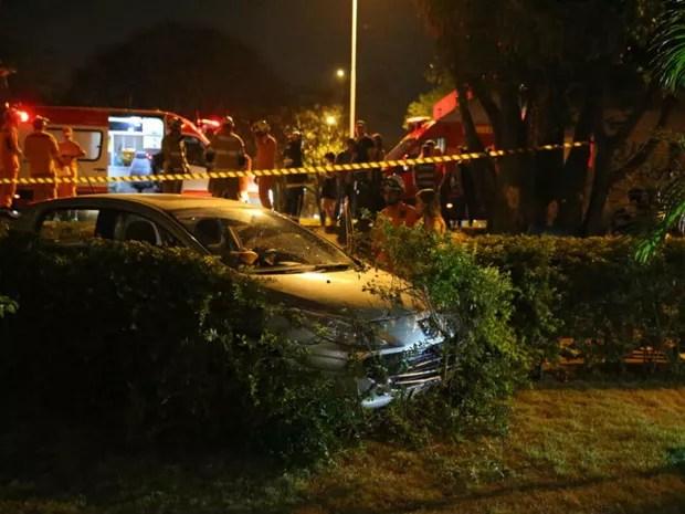 Carro invade cerca-viva de prédio residencial após atropelar sete em parada de ônibus em Brasília (Foto: Corpo de Bombeiros/Divulgação)