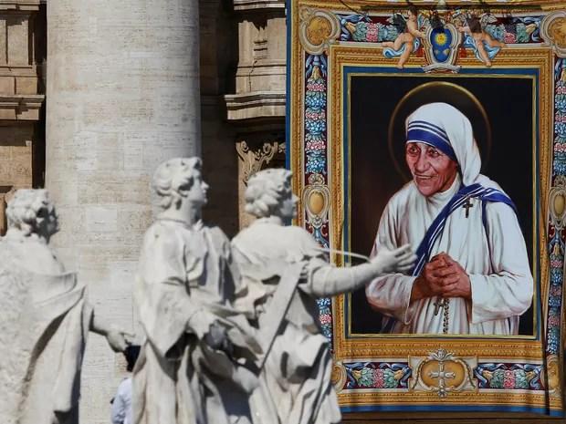 Imagem de Madre Teresa de Calcutá na Basílica de São Pedro, no Vaticano, para cerimônia de canonização (Foto: Stefano Rellandini/Reuters)