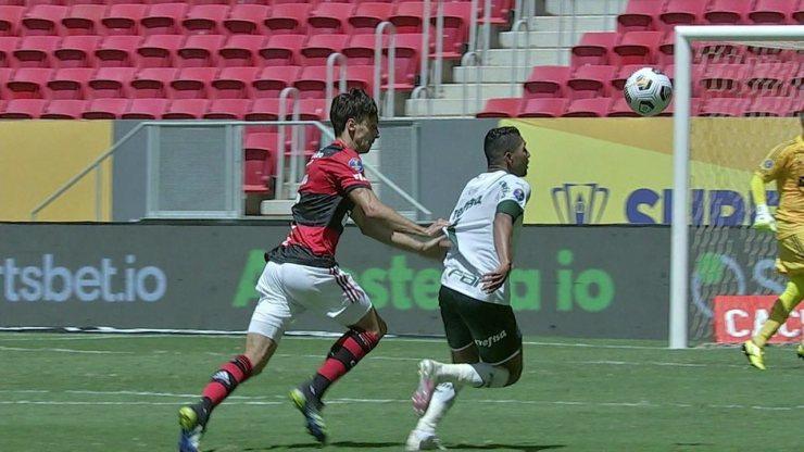 Rony é lançado na área, é puxado por Rodrigo Caio, cai e a arbitragem marca o pênalti para o Palmeiras, aos 26' do 2º tempo