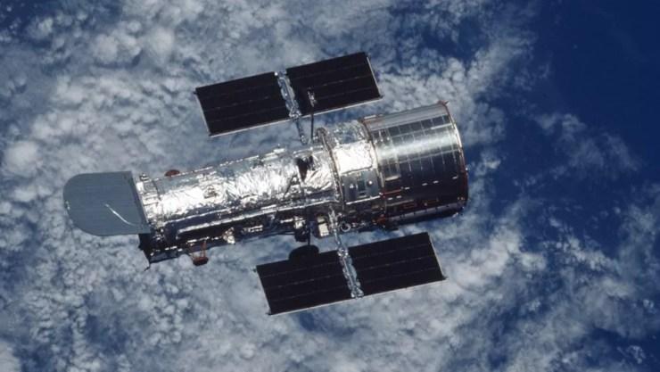 O Hubble orbita a Terra a uma altura de 593 km sobre o nível do mar — Foto: Nasa/BBC