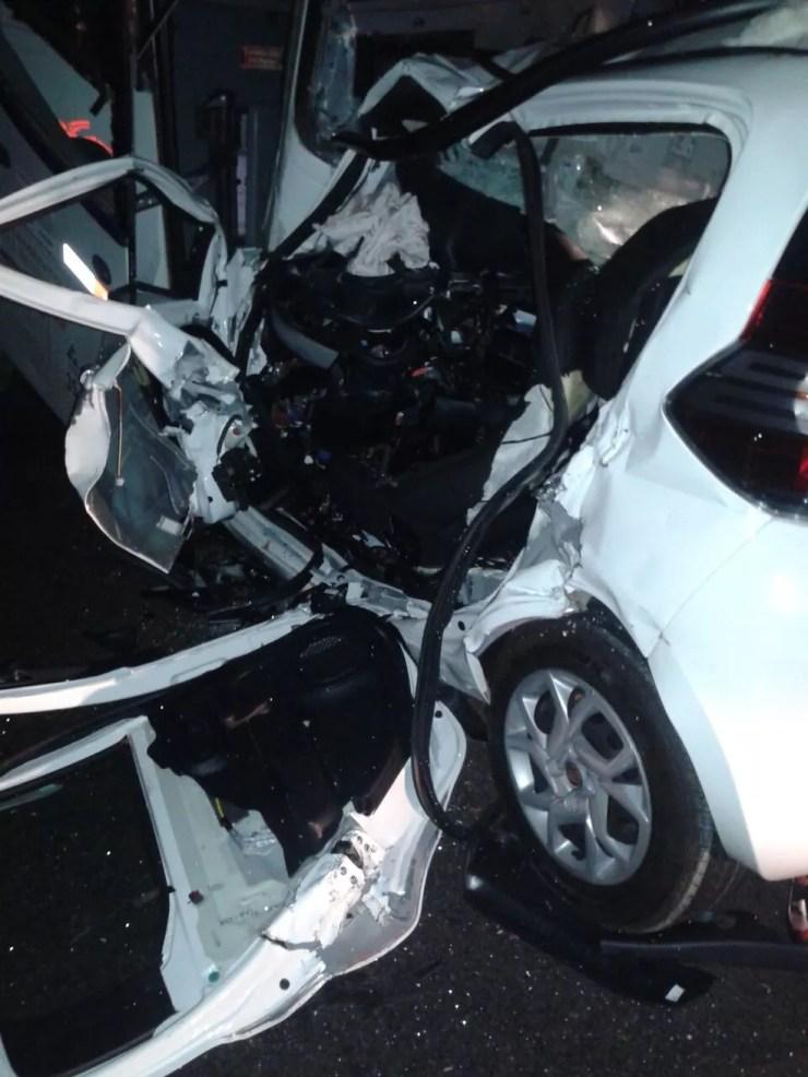 Veículo em que mãe e filho estavam ficou destruído depois da batida em rodovia de Icém (Foto: Arquivo Pessoal)