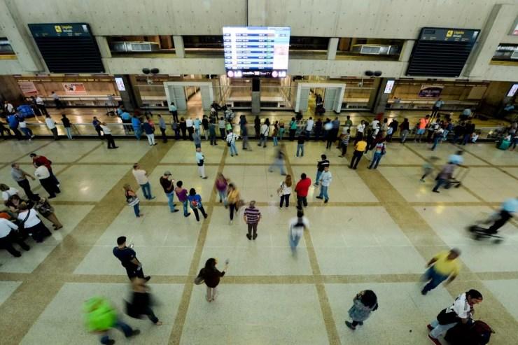 Passageiros aguardam no Aeroporto Internacional Simón Bolívar, em Caracas, na Venezuela, em 17 de junho  (Foto: Federico Parra/ AFP)