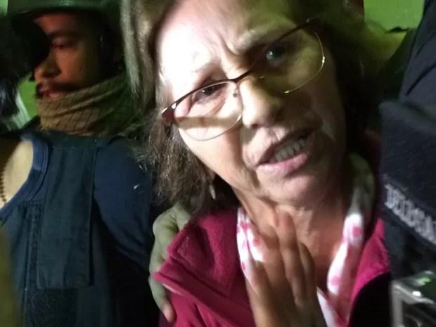 Aparecida Schunck chega para depor na sede do DHPP, em São Paulo (Foto: Roney Domingos/G1)