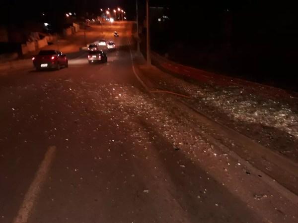 Avenida de Sorocaba ficou coberta com estilhaços de espelho  (Foto: Ricardo Pereira/Arquivo Pessoal)