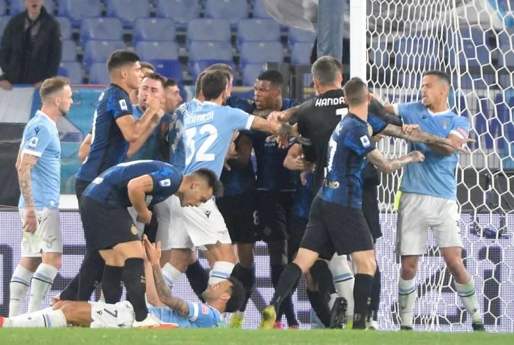 Lautaro Martínez grita com Felipe Anderson diante de confusão causada com gol do brasileiro na virada da Lazio sobre a Internazionale — Foto: EFE/EPA/CLAUDIO PERI