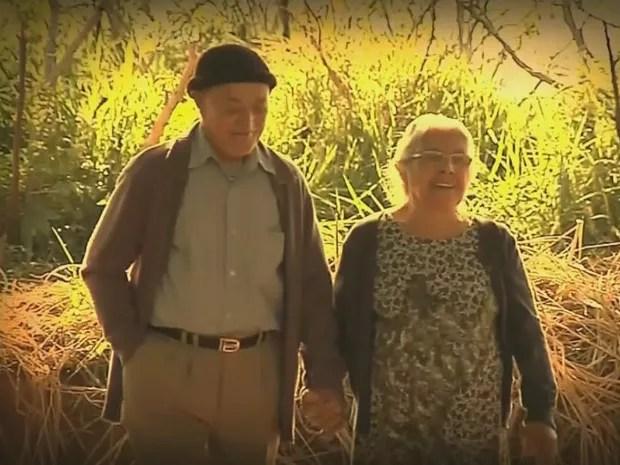 Juntos há 70 anos, o casal ainda anda de mãos dadas (Foto: Reprodução / TV TEM)
