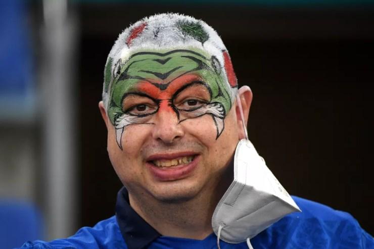 Torcedor da Itália com o rosto pintado, jogo entre Itália x Suíça — Foto: REUTERS/ALBERTO LINGRIA
