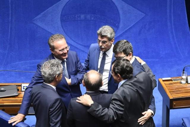 Renan Calheiros conversa com senadores durante sessão do Senado — Foto: Marcos Oliveira/Agência Senado