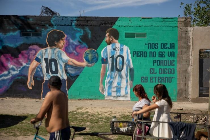 Mural em Buenos Aires que une Maradona e Messi, dois símbolos de seus tempos - Tomas Cuesta/Getty Images