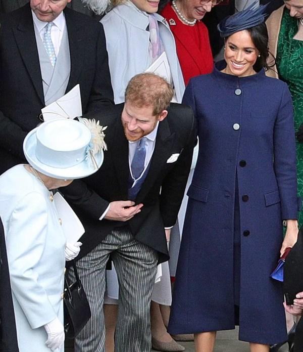 Príncipe Harry, Meghan Merkle e rainha Elizabeth conversam depois do casamento da Princesa Eugenie, na sexta-feira (12). Anúncio da gravidez de Meghan foi feito nesta segunda (15)  — Foto: Aaron Chown / AFP