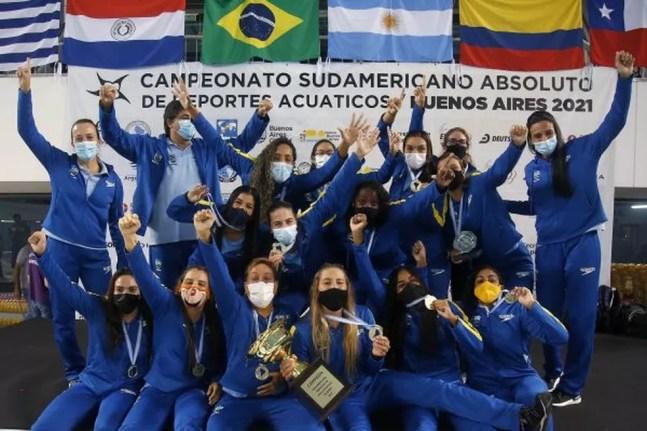 Seleção feminina de polo aquático com o ouro no Sul-Americano — Foto: Satiro Sodré/SSPress
