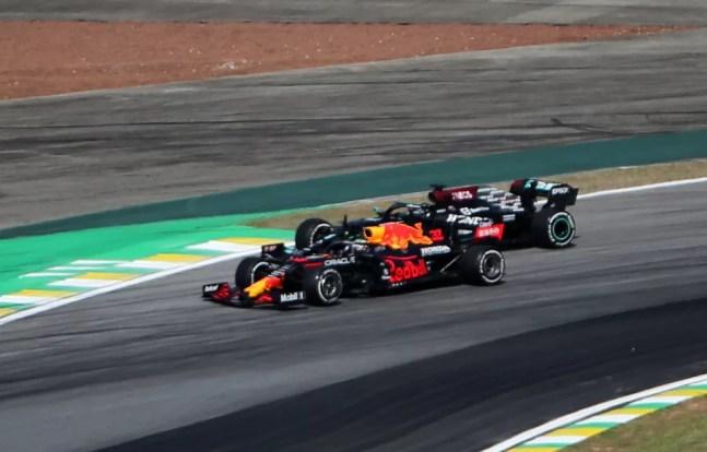 Max Verstappen e Lewis Hamilton disputam liderança do GP de São Paulo na volta 48 — Foto: XPB Images