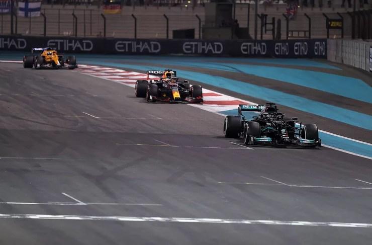 Relargada na última volta sem retardatários entre Lewis Hamilton e Max Verstappen — Foto: Lars Baron/Getty Images