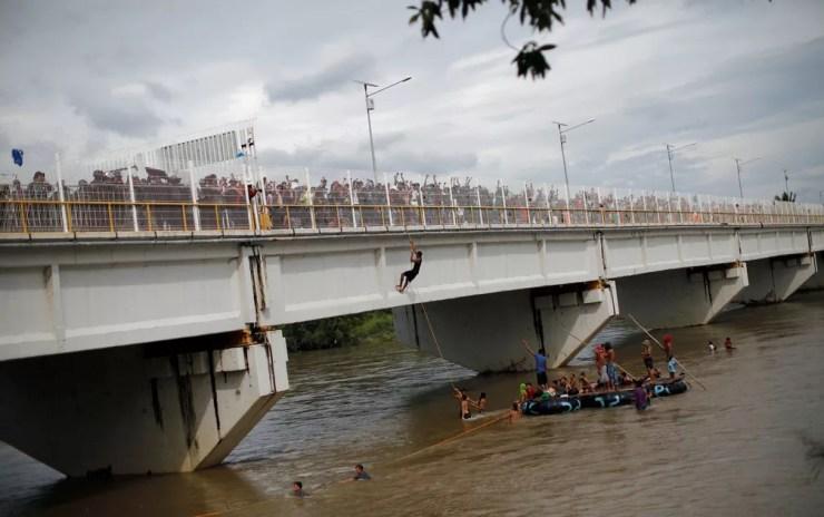 A polícia mexicana tentou sem sucesso conter os milhares de imigrantes na ponte que liga o país com a Guatemala — Foto: Reuters/Ueslei Marcelino