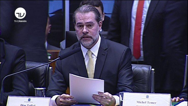 Dias Toffoli discursa em sessão solene no Congresso