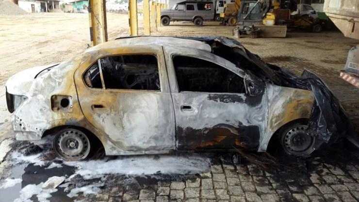 Um carro foi incendiado no pátio da secretaria de Obras de Camboriú (Foto: Luiz Souza/RBS TV)